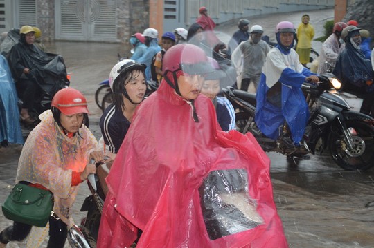 [-]TP[-]Buôn[-]Ma[-]Thuột:[-]Hễ[-]mưa[-]là[-]phố[-]thành[-]“thác”!